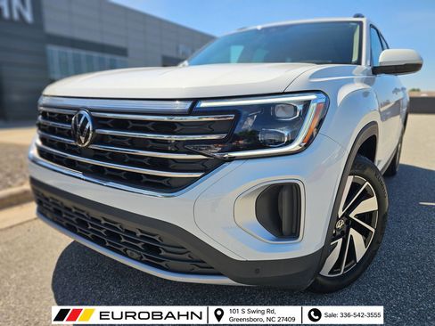 Used 2024 Volkswagen Atlas SE w/ Panoramic Sunroof Package FWD image 1