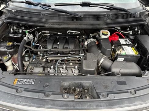 Used 2018 Ford Explorer XLT w/ Equipment Group 202A FWD image 40