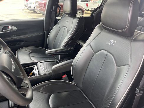 Used 2025 Chrysler Pacifica Limited image 9