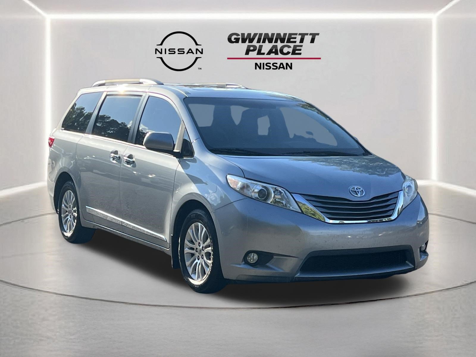 Used 2016 Toyota Sienna XLE w/ XLE Navigation Package FWD image 28
