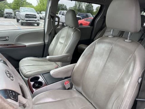 Used 2014 Toyota Sienna XLE FWD image 4