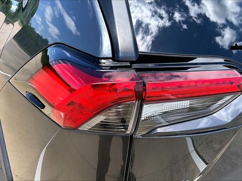 Used 2020 Toyota RAV4 XLE w/ Convenience Package FWD image 29