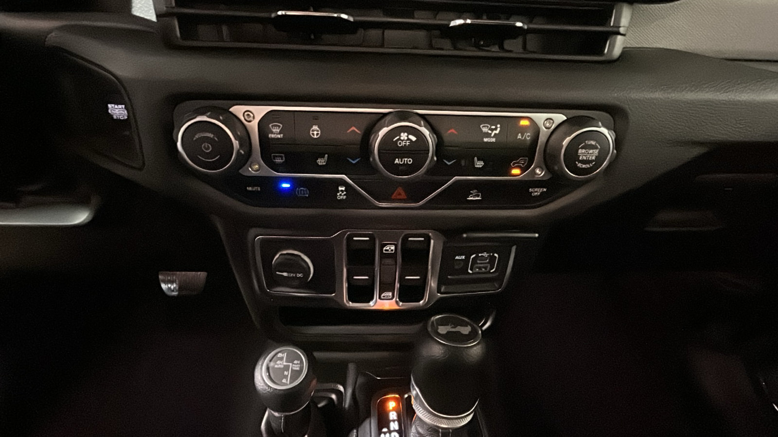 Used 2024 Jeep Wrangler Unlimited w/ Convenience Group AWD/4WD image 26