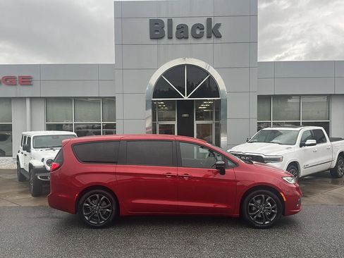 New 2026 Chrysler Pacifica Select image 3