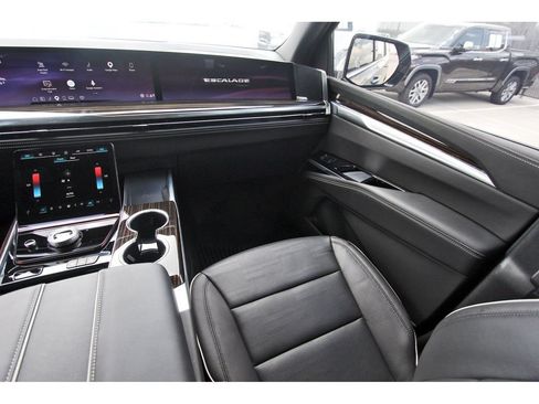 Used 2025 Cadillac Escalade Premium Luxury AWD/4WD image 10