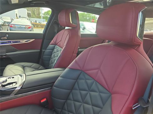 Certified 2025 BMW 740i w/ Premium Package image 17