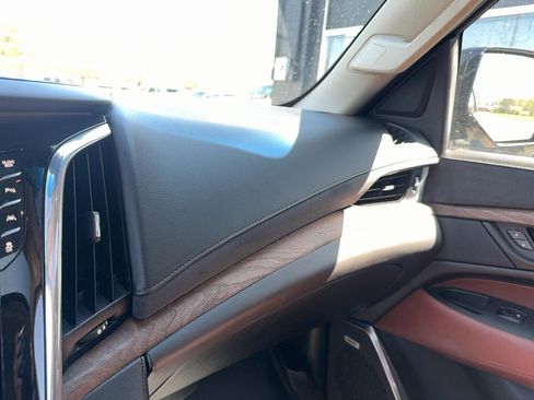 Used 2016 Cadillac Escalade Luxury AWD/4WD image 25