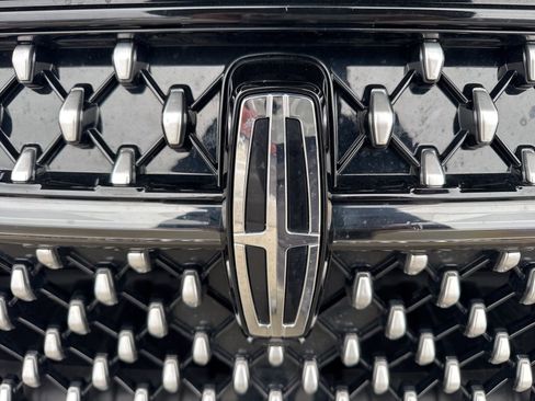 Used 2025 Lincoln Nautilus Premier image 11