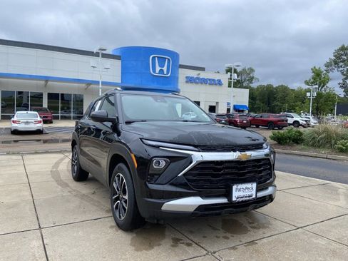 Used 2025 Chevrolet TrailBlazer LT AWD/4WD image 2