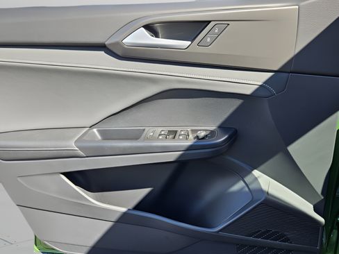 Certified 2025 Volkswagen Taos SE FWD image 13