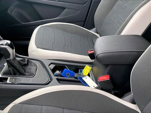 Used 2025 Volkswagen Taos SE image 21