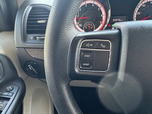 Used 2018 Dodge Grand Caravan SE w/ UConnect Hands-Free Group image 22