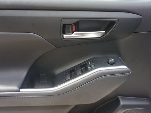 Used 2022 Toyota Highlander XLE FWD image 4