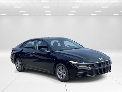 New 2026 Hyundai Elantra SE image 1
