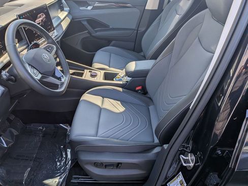 Used 2025 Volkswagen Tiguan SE w/ Panoramic Sunroof Package image 11