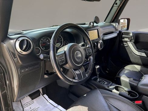 Used 2015 Jeep Wrangler Unlimited Rubicon w/ Connectivity Group AWD/4WD image 15