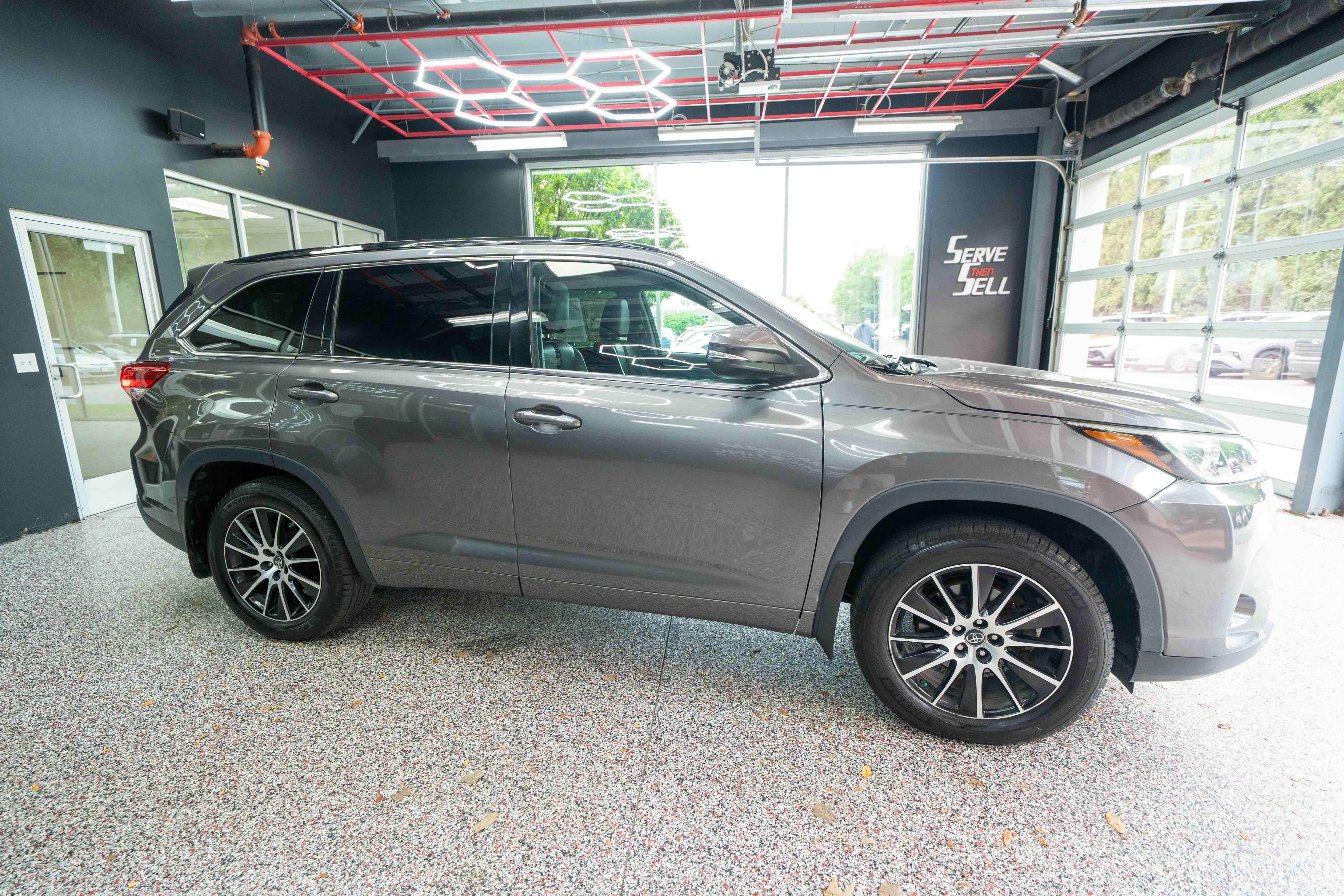 Used 2017 Toyota Highlander SE AWD/4WD image 5