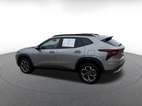 Used 2025 Chevrolet Trax LT w/ LT Convenience Package FWD image 8