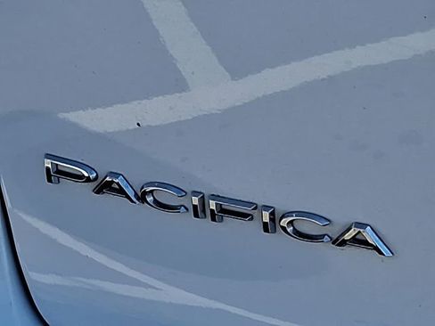 Used 2019 Chrysler Pacifica Limited w/ Tire & Wheel Group FWD image 30