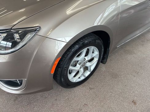 Used 2017 Chrysler Pacifica Touring-L w/ Tire & Wheel Group FWD image 4