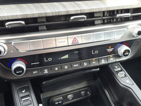 Used 2025 Kia Telluride EX w/ EX Captain's Chair Package FWD image 35