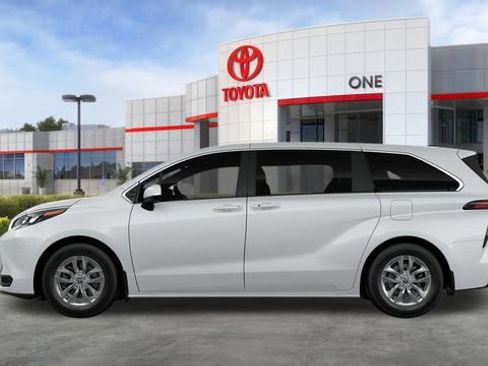 New 2026 Toyota Sienna LE FWD image 7