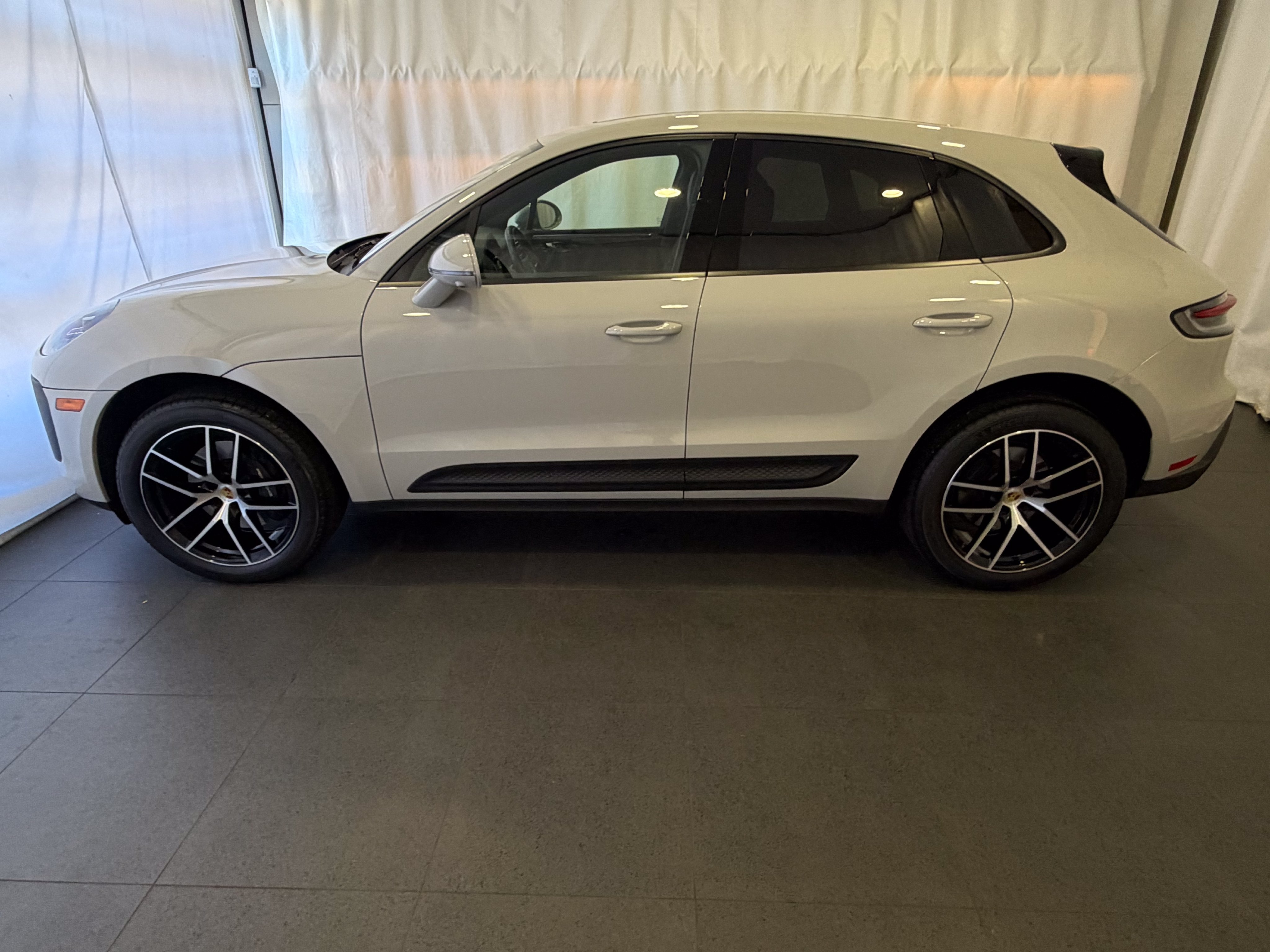Certified 2026 Porsche Macan AWD/4WD image 2