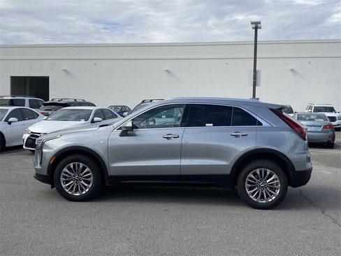 Used 2024 Cadillac XT4 Premium Luxury image 2
