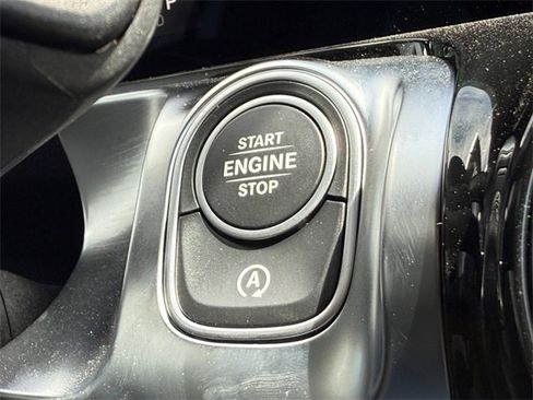 Used 2025 Mercedes-Benz GLB 250 4MATIC image 29