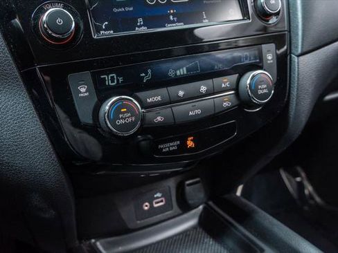 Used 2019 Nissan Rogue SV AWD/4WD image 17