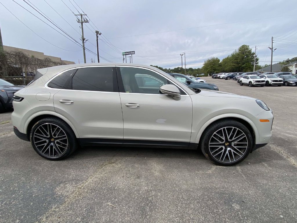 Used 2024 Porsche Cayenne AWD/4WD image 3