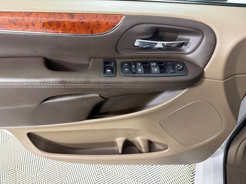 Used 2015 Chrysler Town & Country Touring-L w/ Driver Convenience Group image 11