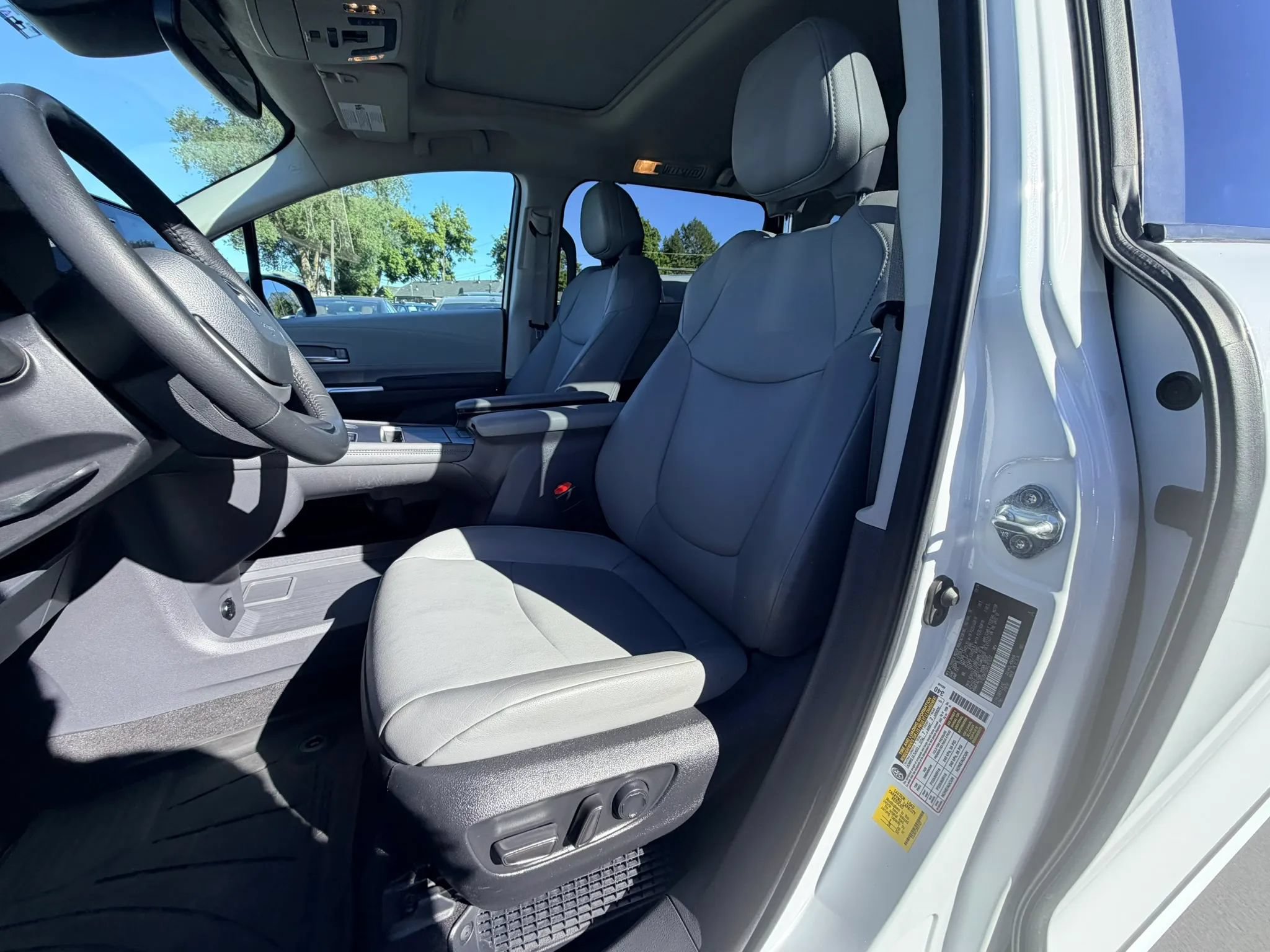 Used 2024 Toyota Sienna XLE w/ XLE Plus Package AWD/4WD image 11