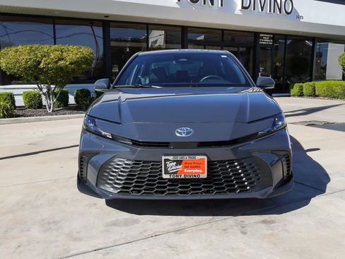 Used 2025 Toyota Camry SE FWD image 3
