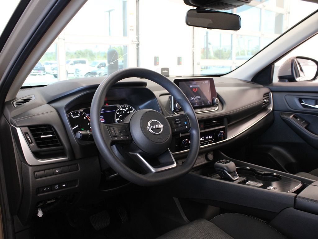 Used 2024 Nissan Rogue SV FWD image 13