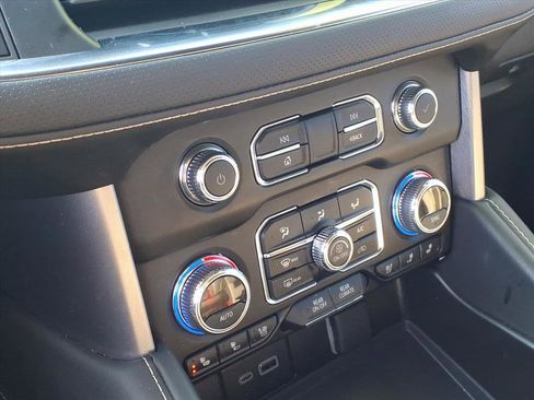 Used 2024 GMC Yukon SLT w/ SLT Luxury Package image 19