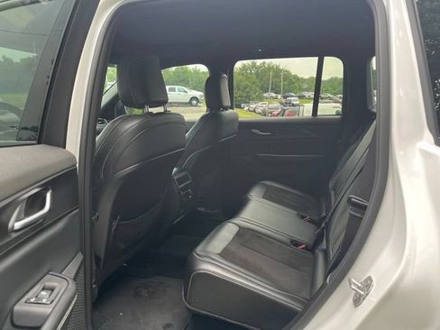 Used 2023 Jeep Grand Cherokee Altitude AWD/4WD image 12