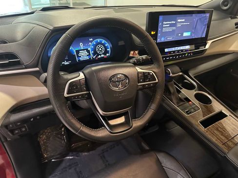 Certified 2025 Toyota Sienna Platinum image 2