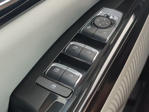 Used 2023 Kia Carnival EX FWD image 22