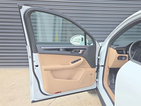 New 2026 Porsche Macan image 6