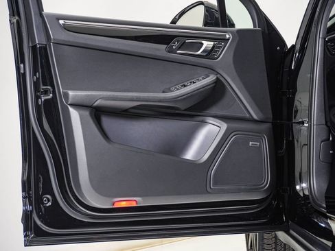 Certified 2026 Porsche Macan AWD/4WD image 25