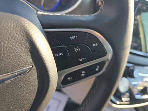 Used 2023 Chrysler Pacifica Touring-L FWD image 17