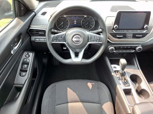 Used 2025 Nissan Altima 2.5 SV FWD image 31