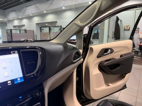 Used 2024 Chrysler Pacifica Touring-L FWD image 25