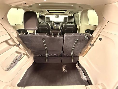 Used 2023 Chrysler Pacifica Limited FWD image 20