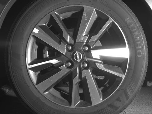 Used 2025 Nissan Versa SV image 12