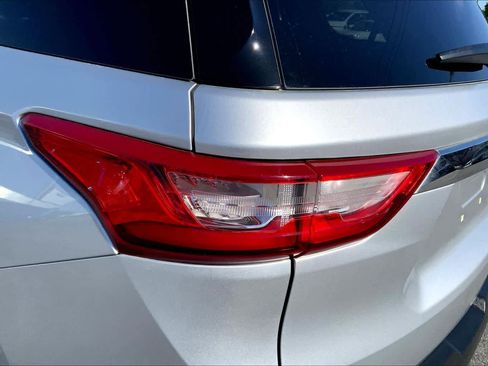 Used 2019 Chevrolet Traverse LT FWD image 24