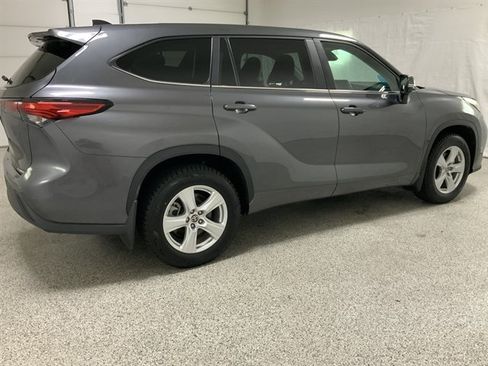 Used 2023 Toyota Highlander LE AWD/4WD image 6