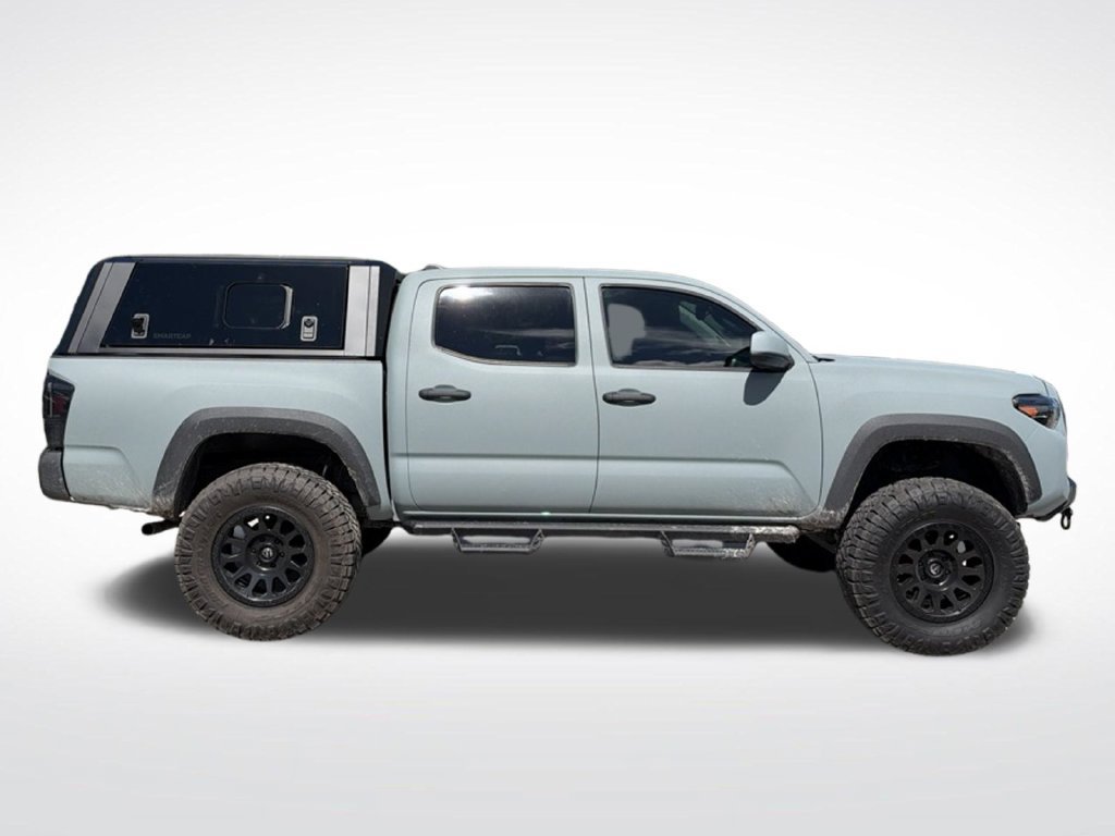Used 2018 Toyota Tacoma SR5 AWD/4WD image 4