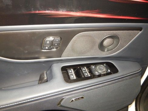 Used 2024 Lincoln Nautilus Reserve w/ Equipment Group 202A image 13